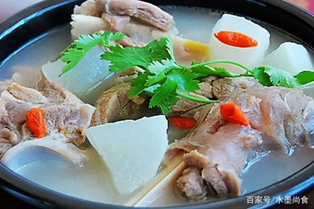 白萝卜炖汤好吃有诀窍，多加这1步1料，萝卜鲜甜透亮无异味，真香(白萝卜的炖汤的做法视频教程)